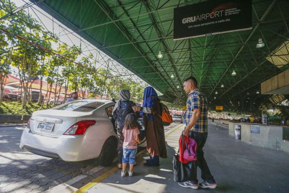 Afegã grávida acampada no aeroporto é levada a hospital por voluntário