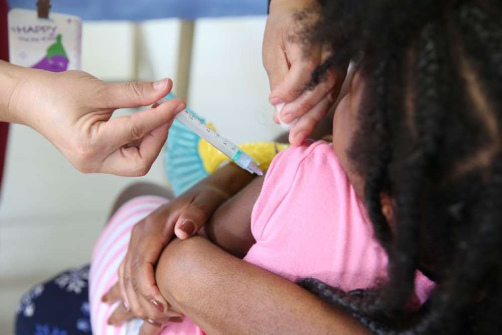 Cobertura vacinal de crianças aumenta após queda durante pandemia