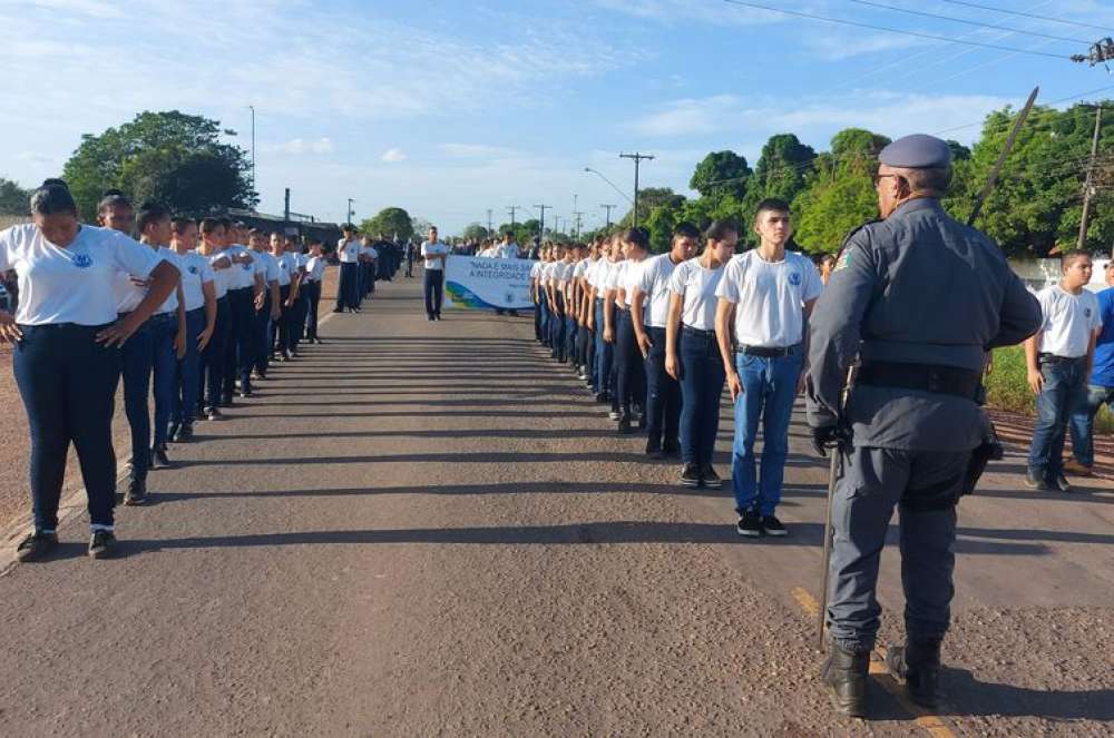 Publica decreto que revoga Programa de Escolas Cívico-Militares