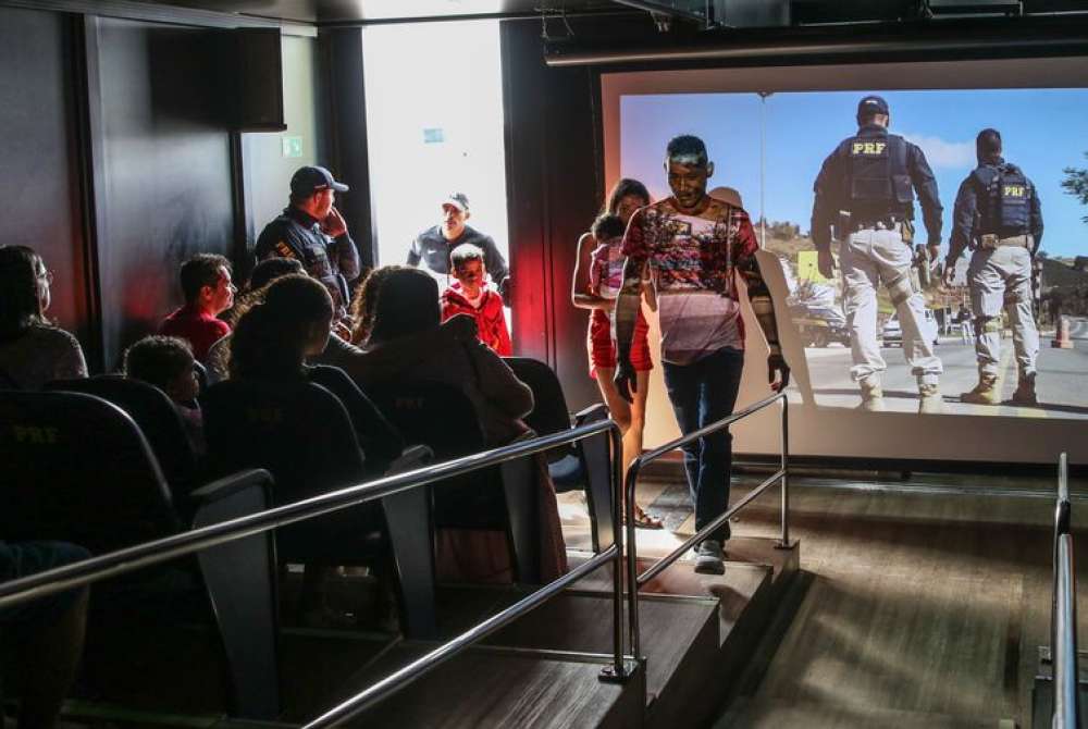 PRF realiza Cinema Rodoviário para conscientizar sobre trânsito seguro