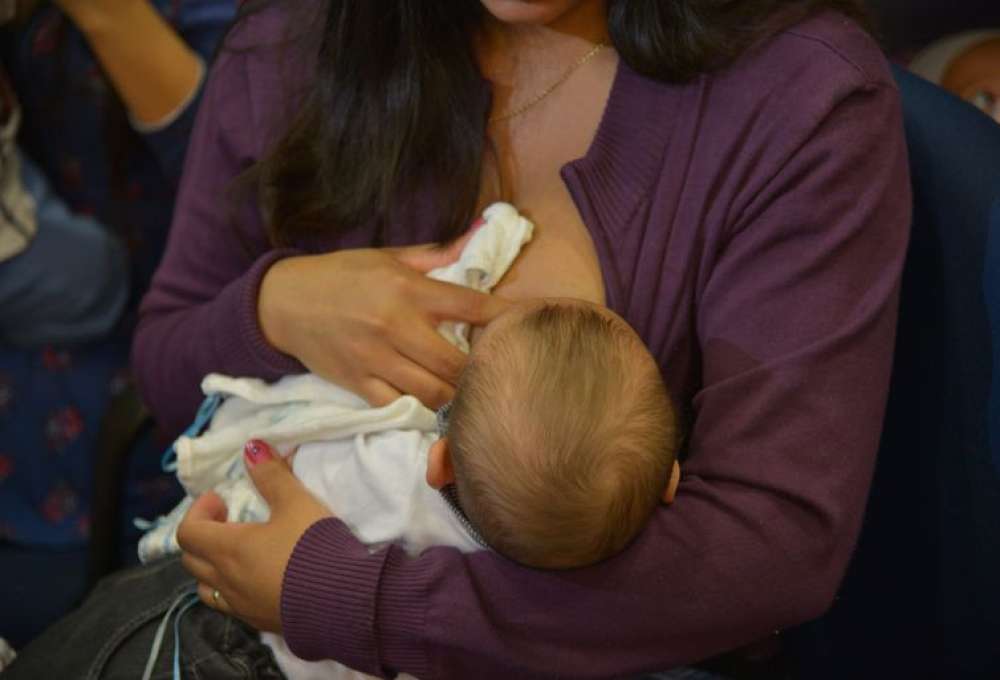 Amamentação induzida ajuda mães que não passaram pela gravidez