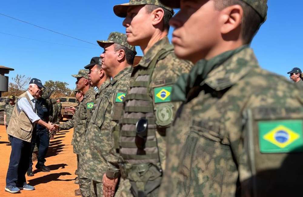 Ministro da Defesa visita local da queda de helicóptero da Marinha