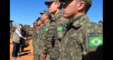 Ministro da Defesa visita local da queda de helicóptero da Marinha