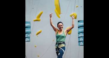 Marina Dias leva ouro inédito para o Brasil no Mundial de Paraescalada