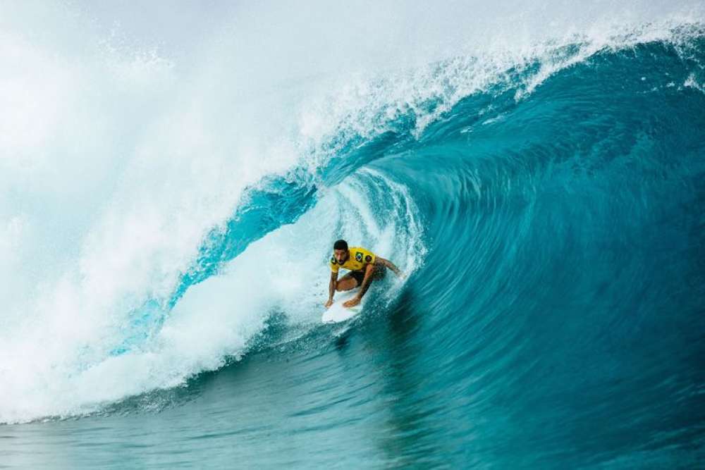 Surfe: Filipe Toledo avança em Teahupo’o e garante vantagem no Finals