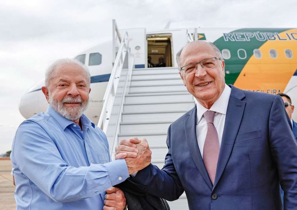 Lula participa da posse do novo presidente do Paraguai nesta terça