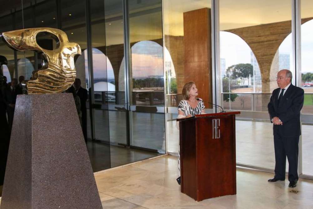 Itamaraty recebe escultura da artista Marianne Peretti