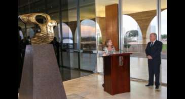 Itamaraty recebe escultura da artista Marianne Peretti