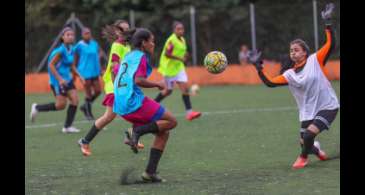 Futebol feminino ainda é predominantemente amador no Brasil