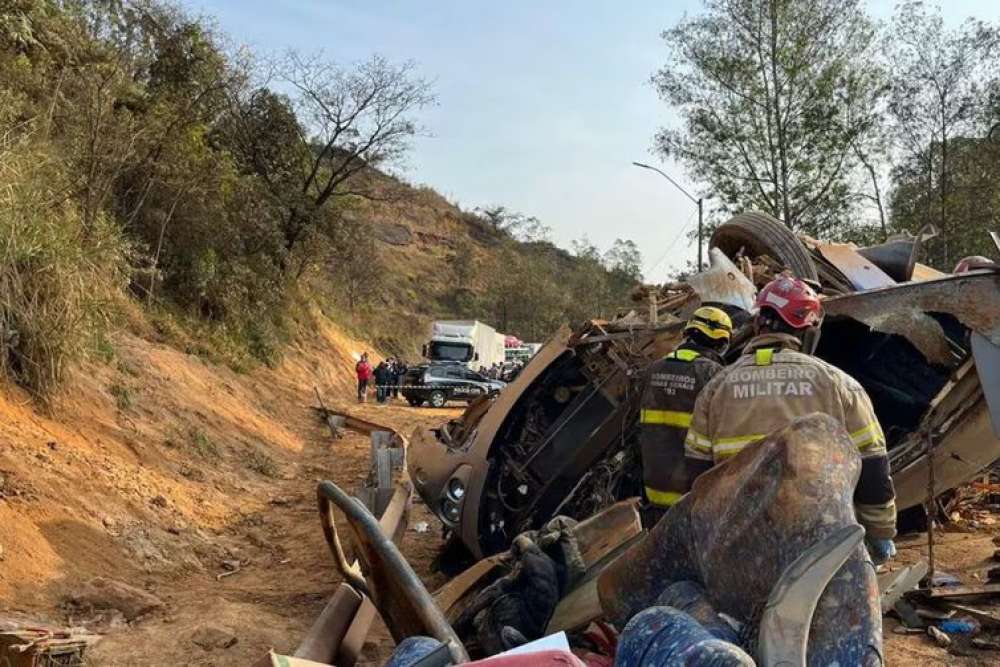 Polícia de MG identifica corpos de três vítimas de acidente de ônibus