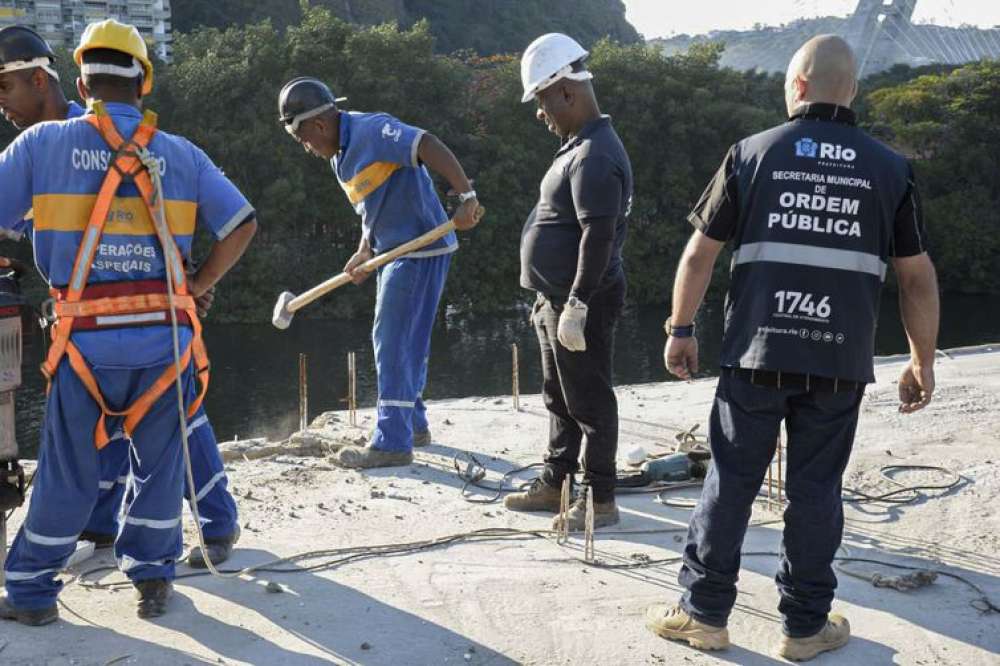 Prefeitura derruba obra da milícia no Rio de Janeiro