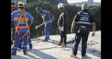 Prefeitura derruba obra da milícia no Rio de Janeiro