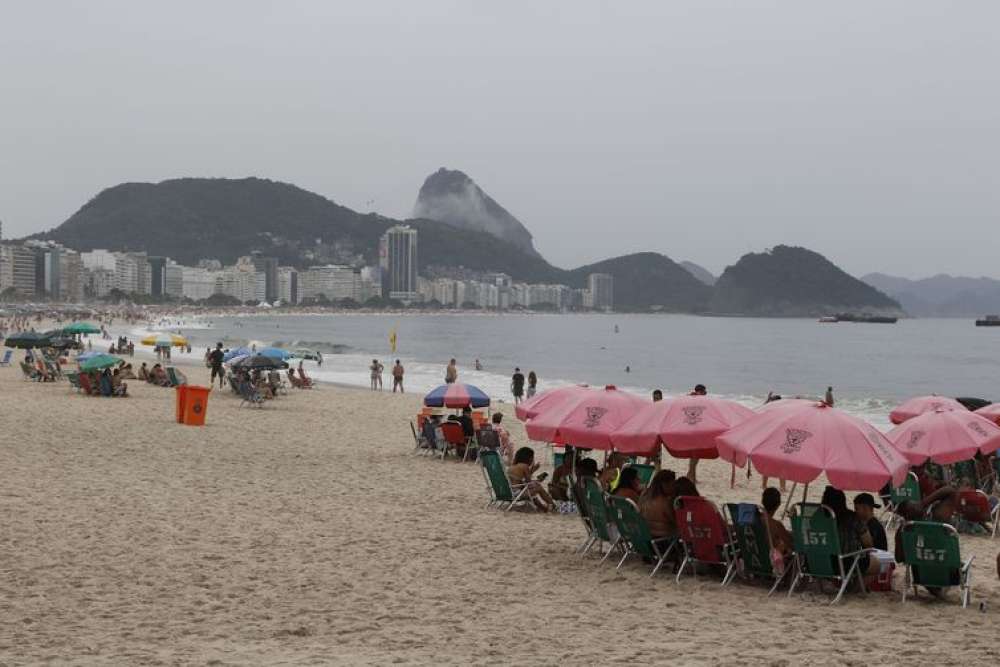 Megaestrutura e mau tempo esperam público para show em Copacabana