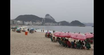 Megaestrutura e mau tempo esperam público para show em Copacabana