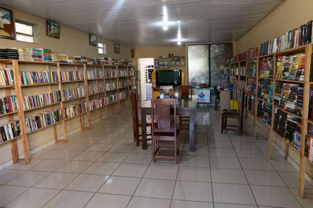 Na periferia do DF, biblioteca comunitária reúne 10 mil obras e sonhos