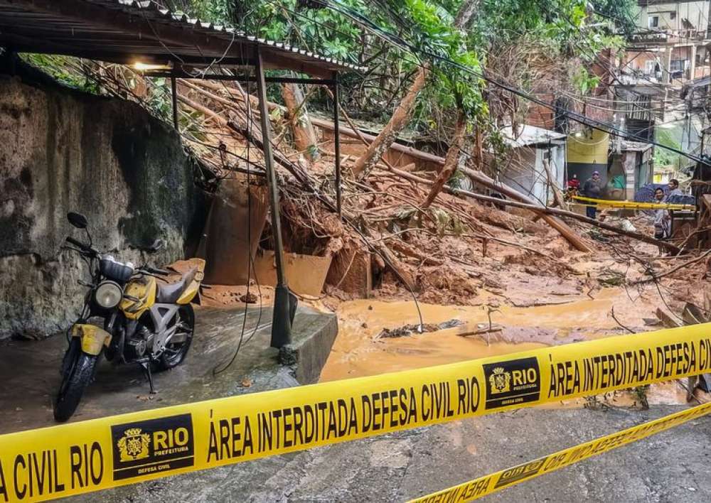 Chuva provoca deslizamentos e Rio permanece em estágio de mobilização