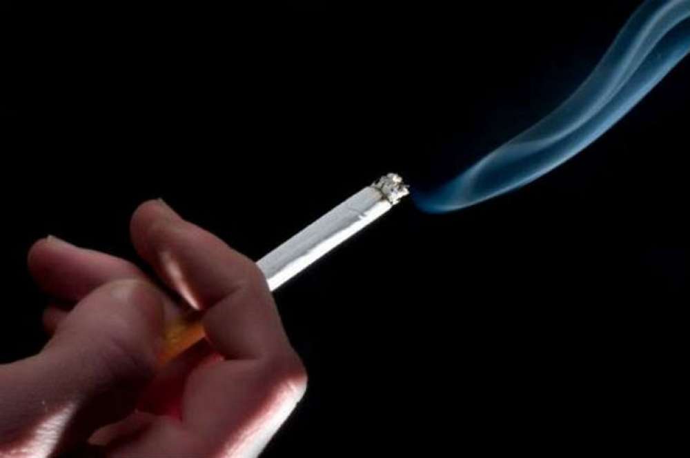 Preço de cigarros legais e ilegais favorece iniciação de adolescentes