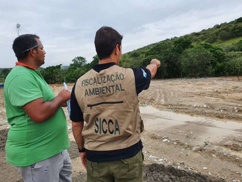 Polícia identifica responsável por despejo irregular no Rio Guandu