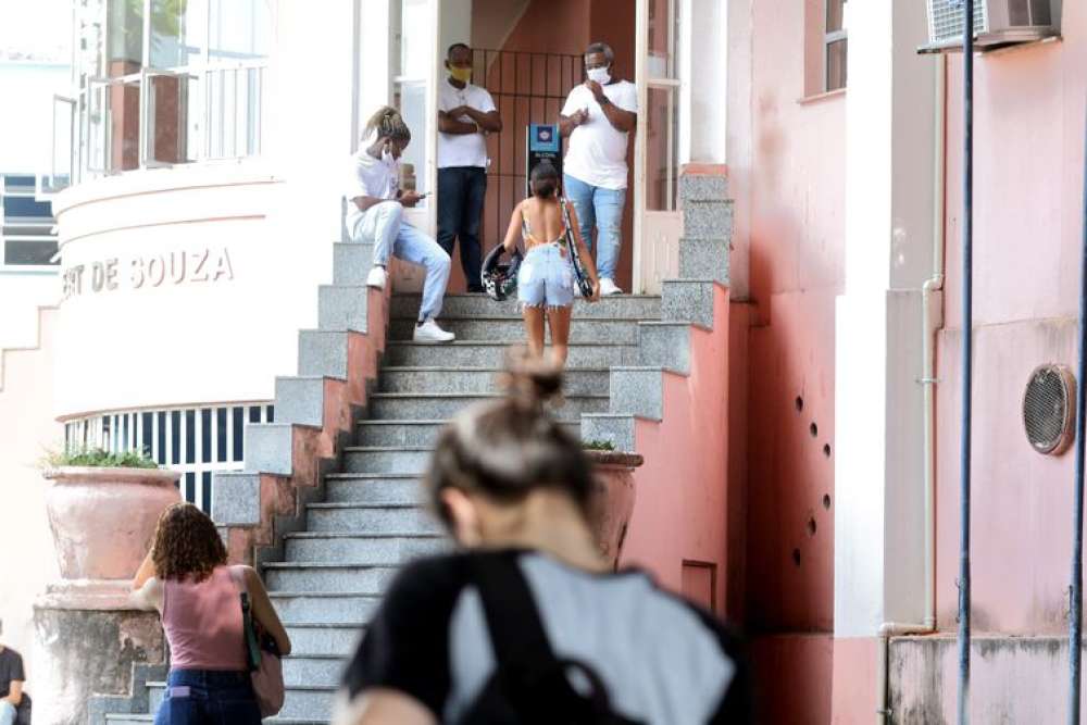 Edital concede bolsa e recursos para pesquisadores negros e indígenas