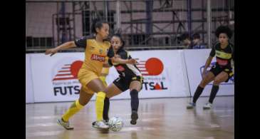 Futsal abre portas e fomenta o futebol de meninas e mulheres no Brasil