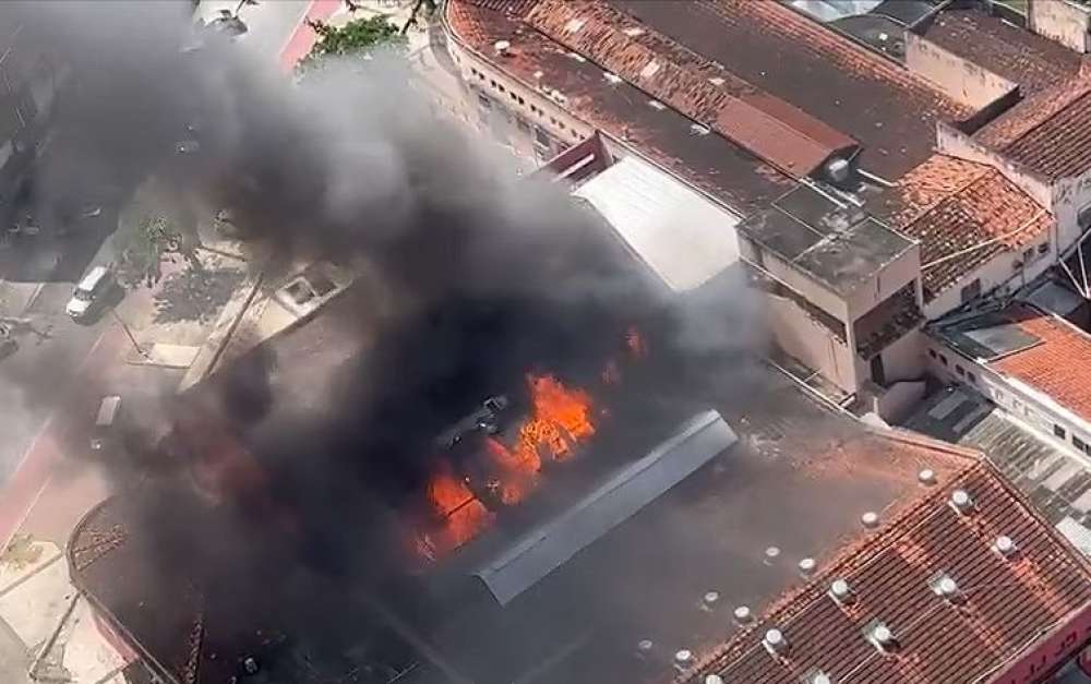 Incêndio destrói parte do Mercado da Encruzilhada, no Recife