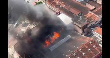 Incêndio destrói parte do Mercado da Encruzilhada, no Recife