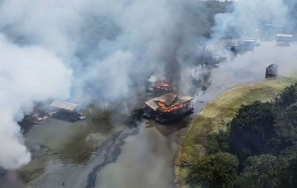 PF queima 302 balsas de garimpo no Rio Madeira, no Amazonas