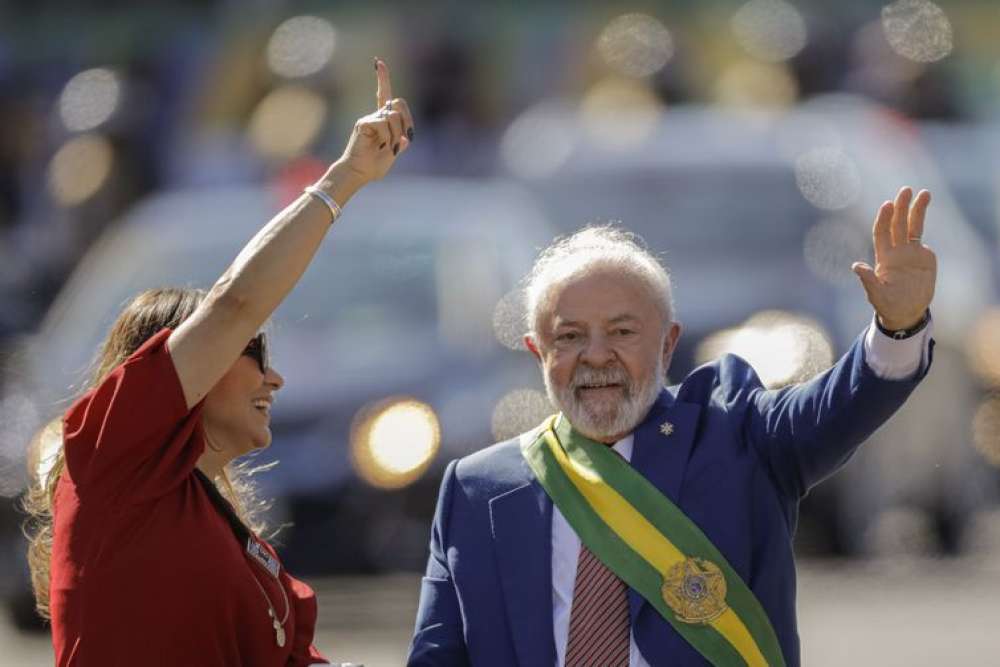 Com coro pela democracia, Lula participa de desfile pela nona vez