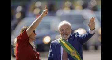 Com coro pela democracia, Lula participa de desfile pela nona vez