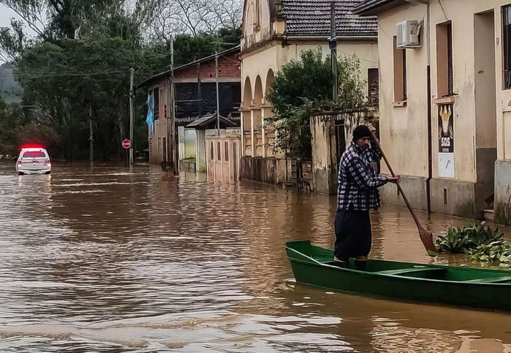 Com avanço de frente fria, RS permanece em alerta para temporais