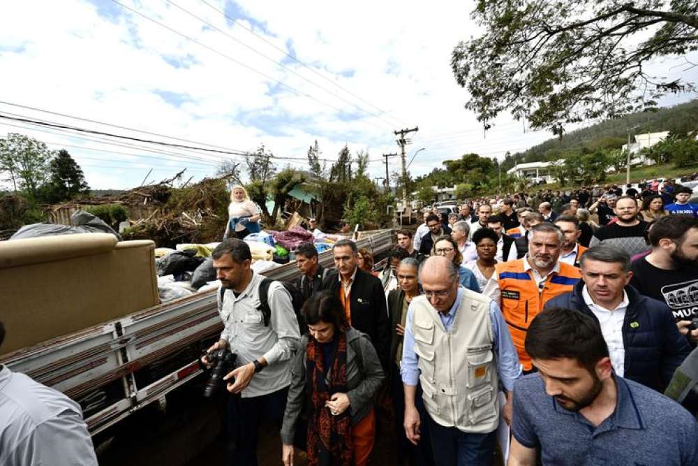 Limpeza e reconstrução após as enchentes no Rio Grande do Sul