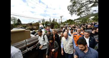 Limpeza e reconstrução após as enchentes no Rio Grande do Sul