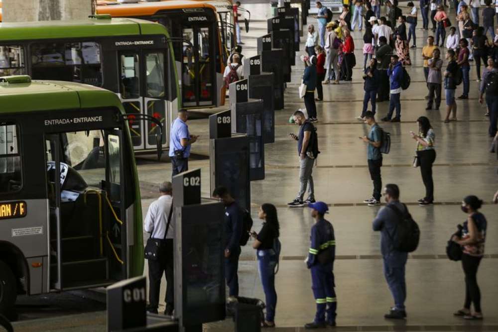 Serviços crescem 0,5% no país em julho