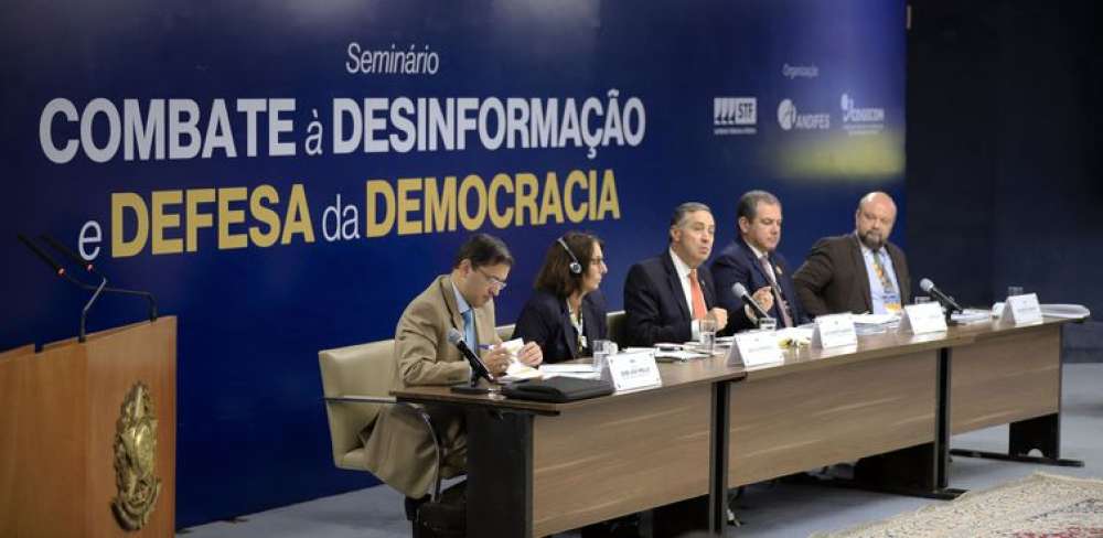 Fake news destrói e mata, diz especialista em seminário no STF