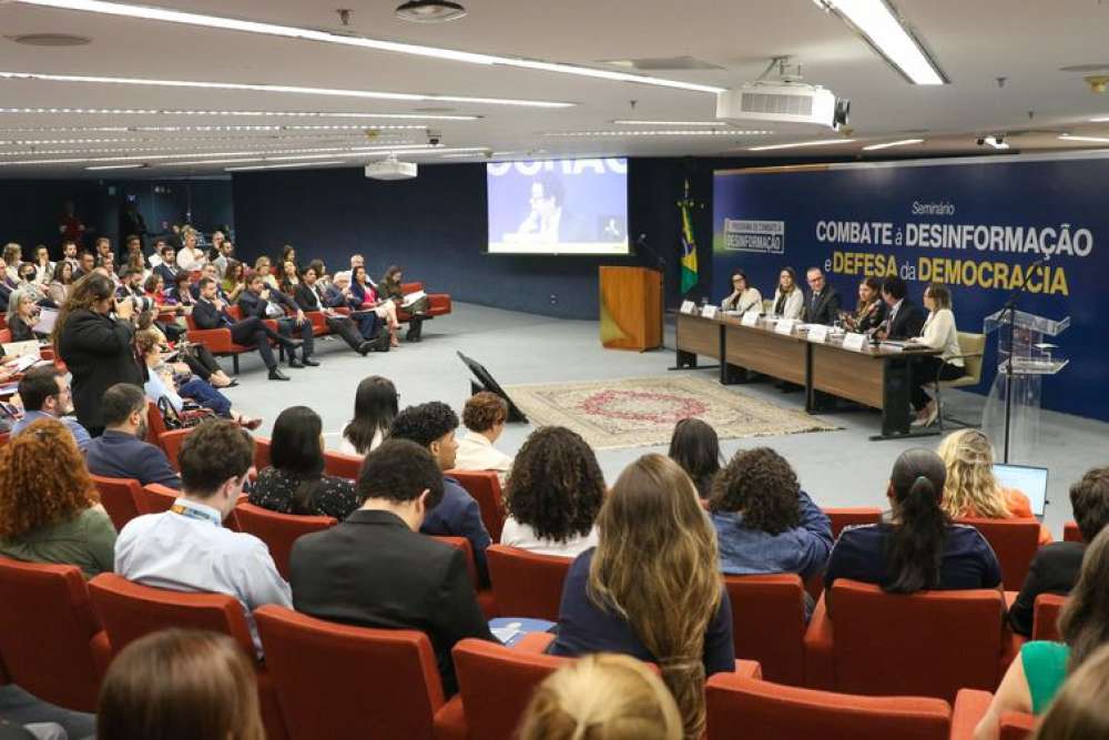 Especialistas defendem regulação de todo processo midiático