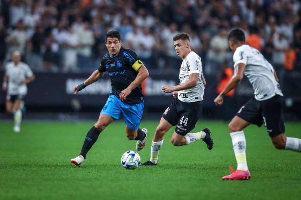 Corinthians e Grêmio empatam em jogo com oito gols