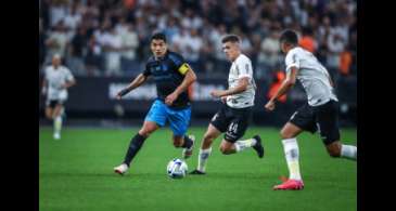 Corinthians e Grêmio empatam em jogo com oito gols