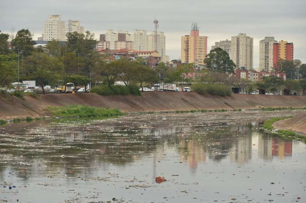 Mancha de poluição no Rio Tietê quase dobra em dois anos