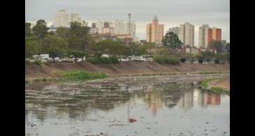 Mancha de poluição no Rio Tietê quase dobra em dois anos