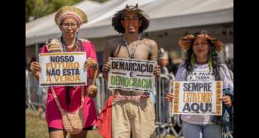 Povos indígenas marcham em Brasília contra marco temporal