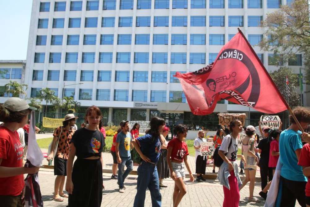 Estudantes da USP entram em greve e fazem ato em frente à reitoria