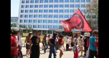 Estudantes da USP entram em greve e fazem ato em frente à reitoria