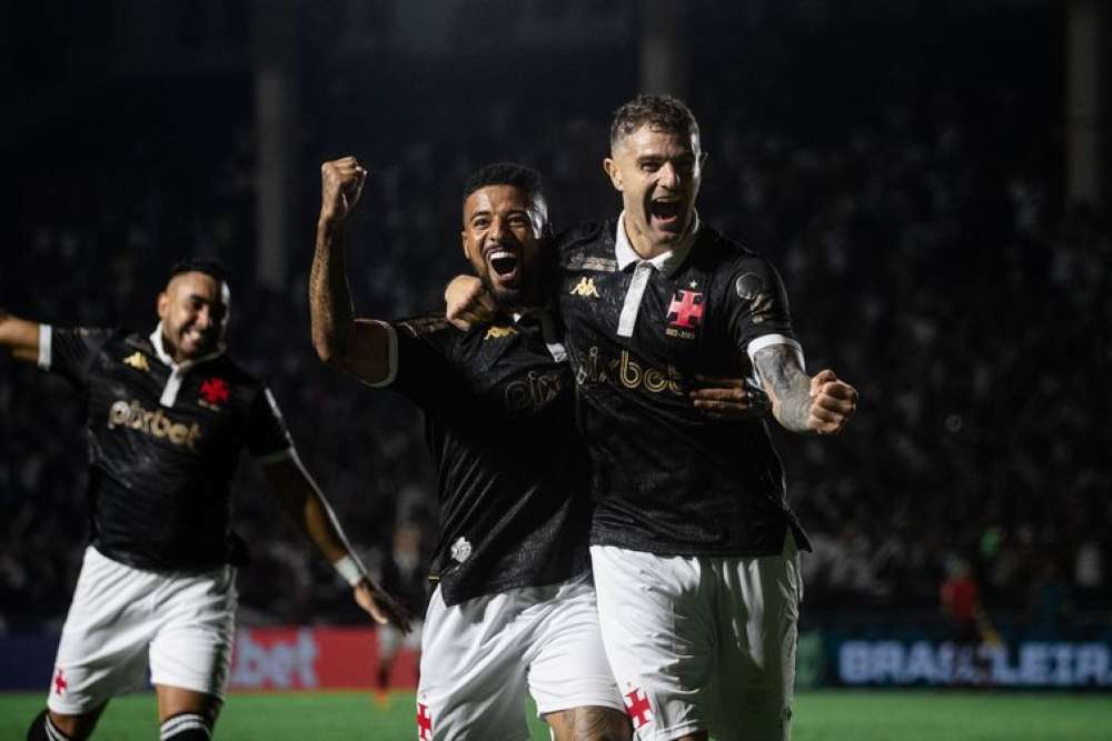 Vasco goleia Coritiba em reencontro com torcida em São Januário