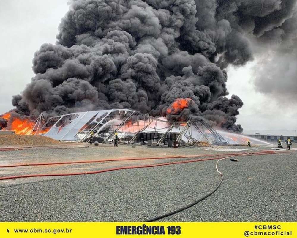 Incêndio libera fumaça tóxica em Santa Catarina e interdita BR-101