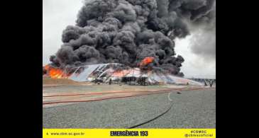 Incêndio libera fumaça tóxica em Santa Catarina e interdita BR-101