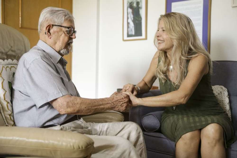 Cuidadores de pacientes com Alzheimer precisam de cuidado e proteção