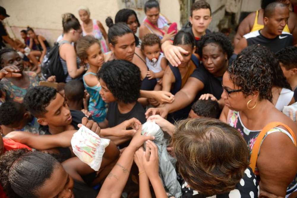 Cariocas festejam São Cosme e São Damião com distribuição de doces