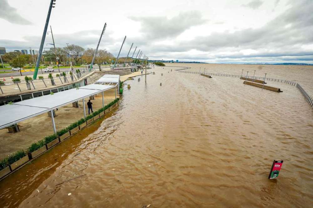 Lago Guaíba sobe mais de 3 metros e transborda em Porto Alegre