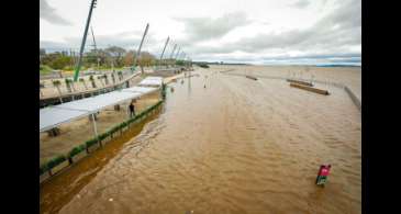 Lago Guaíba sobe mais de 3 metros e transborda em Porto Alegre