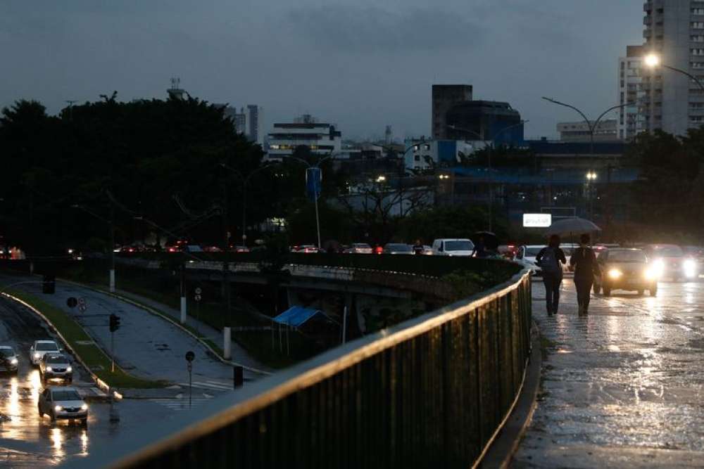 Bombeiros fazem buscas por vítima de afogamento na capital paulista